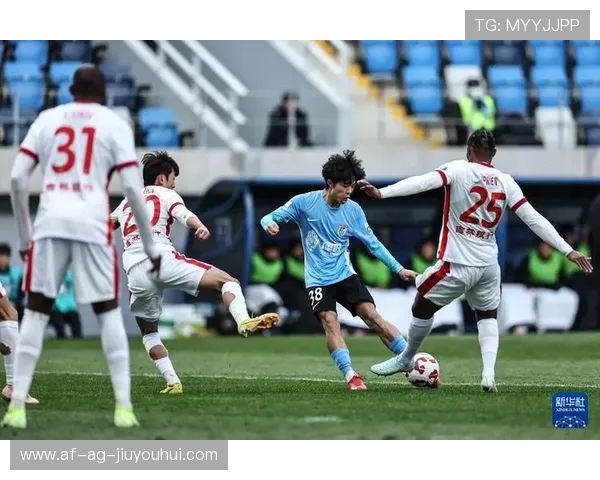 大连足球赛场风波再起 球迷扔坐垫事件引发广泛关注 大连足球赛场风波再起 球迷扔坐垫事件引发广泛关注